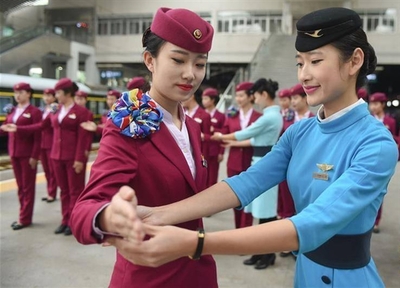備戰2017春運 空姐手把手教學高鐵乘務員服務禮儀